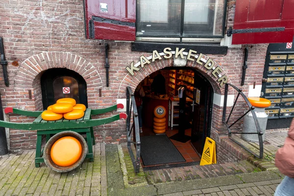 2021年10月11日 荷兰阿姆斯特丹 荷兰阿姆斯特丹一家杂货店包装和堆放了不同类型的荷兰奶酪 — 图库照片