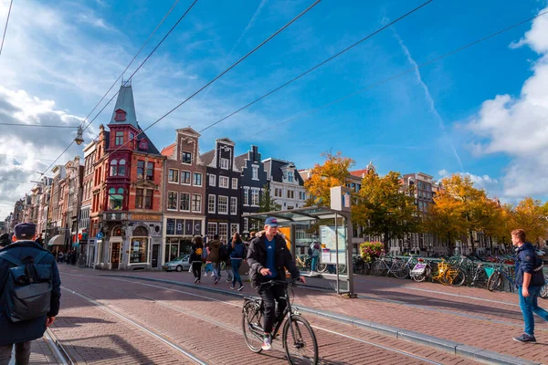 アムステルダム オランダ 10月11 2021 典型的なオランダスタイルの建物とアムステルダムの通りの景色と一般的な建築 アムステルダムはヨーロッパで最も訪問された観光地の1つです — ストック写真
