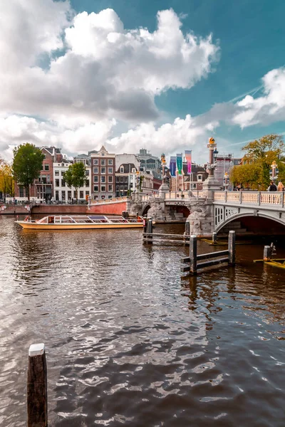 アムステルダム 2021年10月11日 ヨーロッパで最も人気のある観光地の1つであるアムステルダムの運河と典型的なオランダ建築 — ストック写真