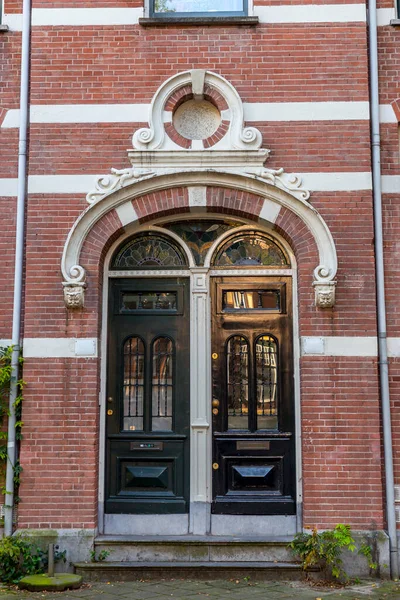 典型的杜奇建筑风格 荷兰阿姆斯特丹的一扇门 — 图库照片