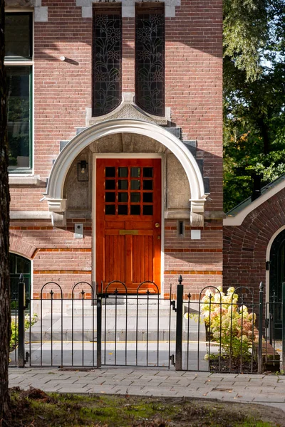 典型的杜奇建筑风格 荷兰阿姆斯特丹的一扇门 — 图库照片