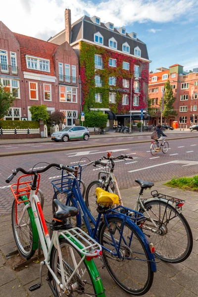 2021年10月11日 阿姆斯特丹 许多自行车停放在阿姆斯特丹的一座桥上 这是欧洲最受欢迎的旅游胜地之一 — 图库照片