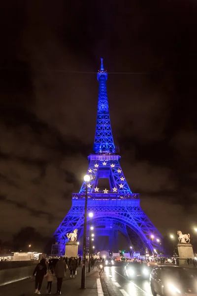 フランス 2022年1月19日 夜に照明された象徴的なエッフェル塔 フランスのパリの火星のシャン マルスにあるギュスターヴ エッフェルによって設計された錬鉄格子の塔 — ストック写真