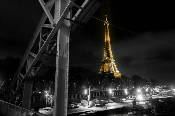 2022年 法国巴黎 Jan 由Gustave Eiffel在法国巴黎Champ Mars上设计的标志性的铁制格子塔 夜间照明 — 图库照片
