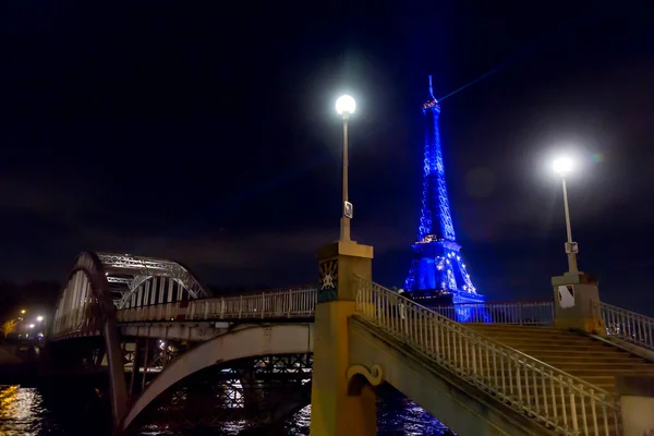 Paris Frankrike Jan 2022 Det Ikoniska Eiffeltornet Upplyst Natten Smidesjärn — Stockfoto