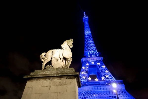 Konik Eyfel Kulesi Geceleri Aydınlatılır Fransa Nın Paris Şehrinde Bulunan — Stok fotoğraf