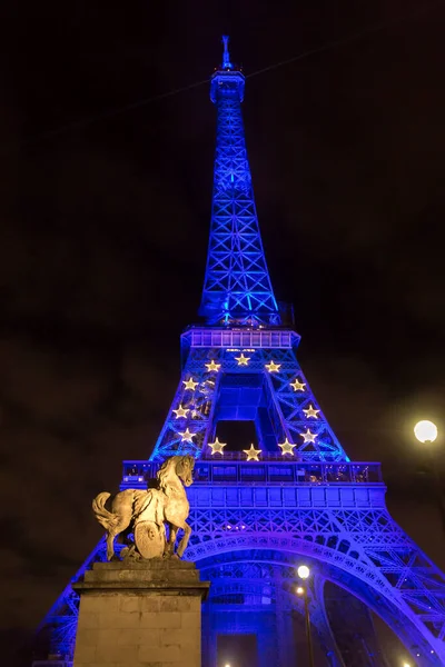 Der Ikonische Eiffelturm Der Nacht Beleuchtet Schmiedeeiserner Gitterturm Auf Dem — Stockfoto