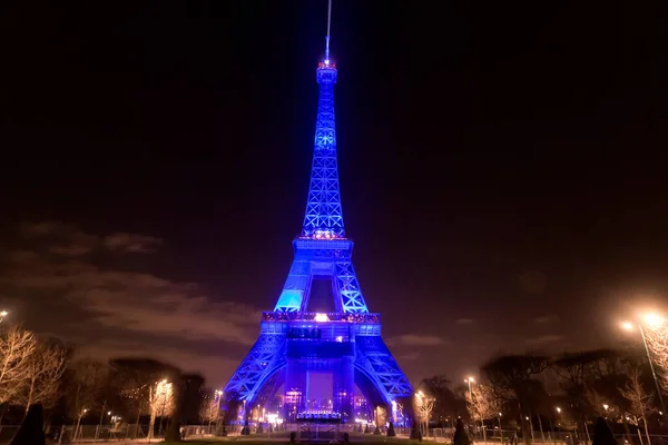 Легендарная Эйфелева Башня Подсвечивалась Ночам Чугунной Решеткой Марсовом Поле Париже — стоковое фото