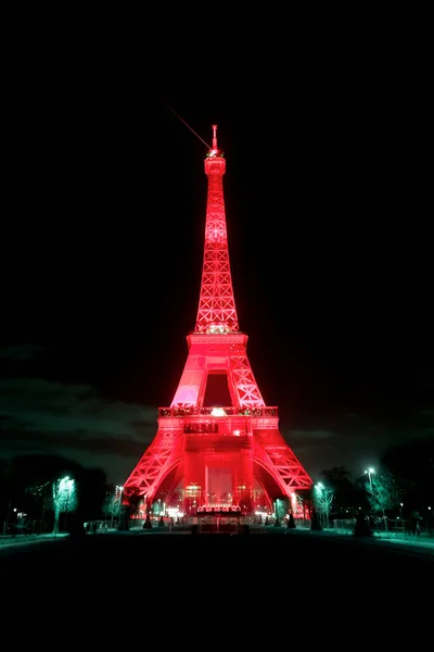 位于法国巴黎的火星广场上 标志性的埃菲尔铁塔在夜间闪烁着光芒 — 图库照片