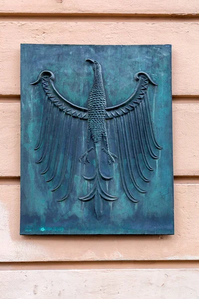 ミュンヘン ドイツ 2021年12月24日 ドイツのバイエルン州ミュンヘンにある公式の国立建物の外観に青銅製の看板にイーグルサイン — ストック写真