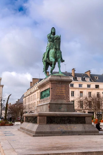 法国新奥尔良 2022年6月21日 法国新奥尔良马特罗伊广场的法国女主人公Jeanne Arc的马术雕像 — 图库照片