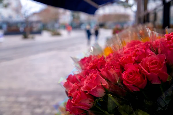 Kytice Růží Prodávaných Ulici Město Orleans Francie Rozmazaném Pozadí — Stock fotografie
