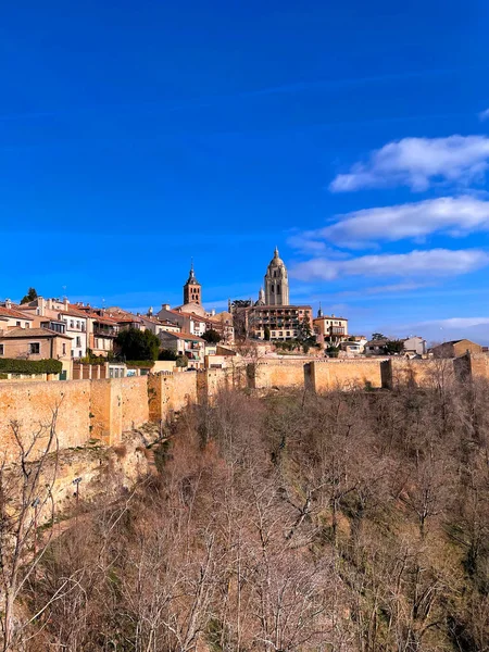 2022年2月18日スペインのセゴビア セゴビアの古代都市からの都市景観 町を見下ろすセゴビア大聖堂の塔 — ストック写真