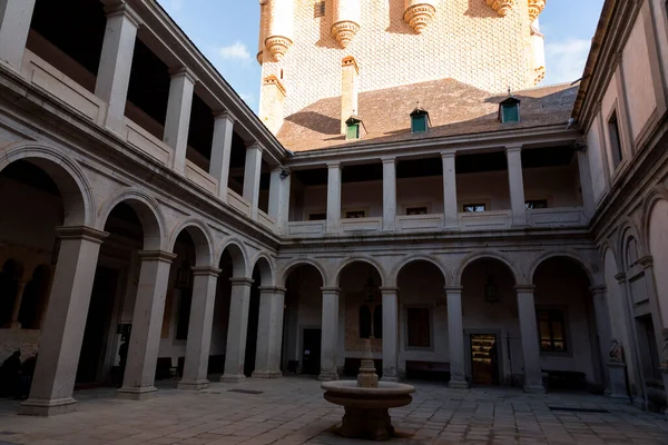 2022年2月18日スペイン セゴビア セゴビアの歴史的アルカサルの中庭 セゴビア カスティーリャ レオン州 スペインの中世の要塞 — ストック写真