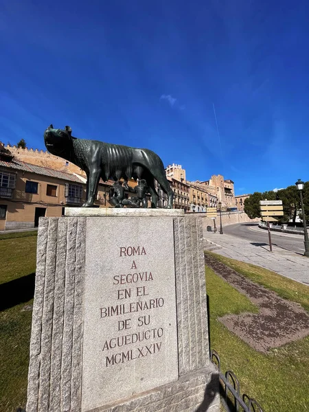 Segovia Spagna Febbraio 2022 Statua Del Lupo Capitolino Sotto Acquedotto — Foto Stock