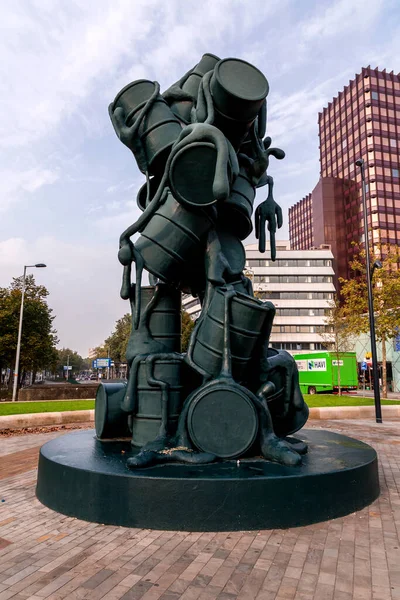 ロッテルダム 2021年10月6日 カスケードは ロッテルダムのチャーチルでポリエステル製の8メートルの高さの現代彫刻です — ストック写真