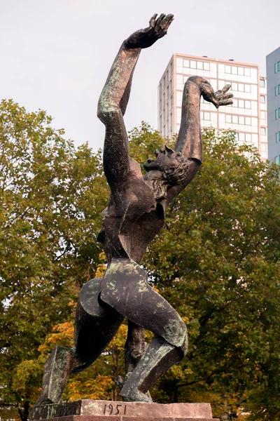 ロッテルダム 2021年10月10日破壊された都市は 1940年5月14日のロッテルダムのドイツの爆撃を記念した青銅製の記念彫刻で 中世の中心部を破壊しました — ストック写真