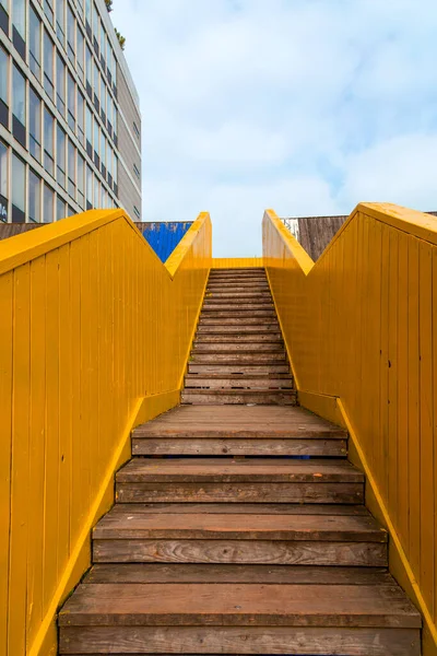 Luchtsingel是鹿特丹一座漆成黄色的木制人行天桥 — 图库照片