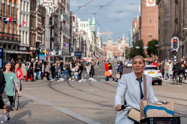 Amsterdã Holanda Outubro 2021 Senhora Andando Bicicleta Damrak Uma Avenida — Fotografia de Stock