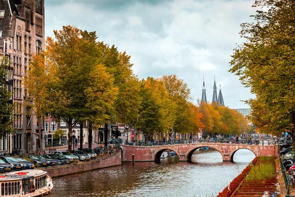 アムステルダム オランダ 2021年10月10日 オランダの首都アムステルダムの運河と典型的なオランダ建築 アムステルダムはヨーロッパで最も人気のある観光地の1つです — ストック写真