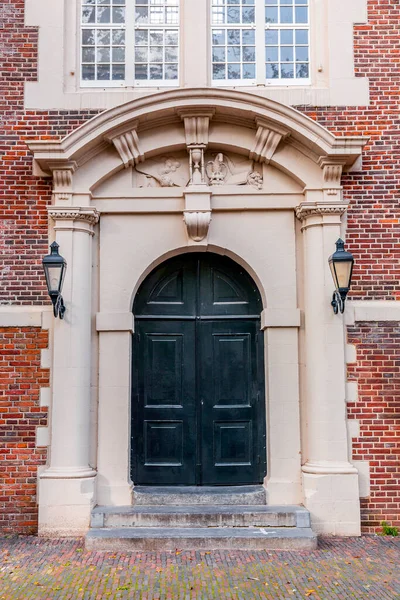2021年Nl Oct 10日 阿姆斯特丹 典型的杜奇建筑细节 荷兰阿姆斯特丹的一扇门 — 图库照片