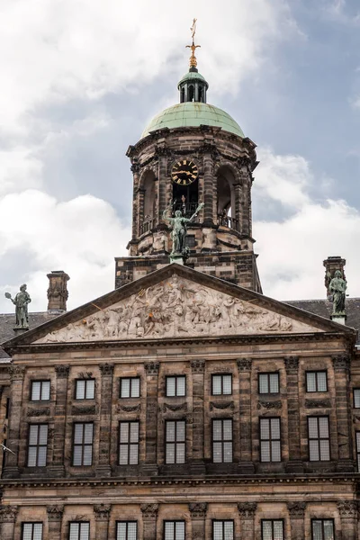광장에 암스테르담 군주를 처분하고 궁전중 — 스톡 사진