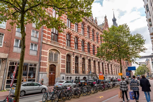 Amsterdam Października 2021 Widok Ulicę Architektura Rodzajowa Amsterdamie Typowymi Holenderskimi — Zdjęcie stockowe