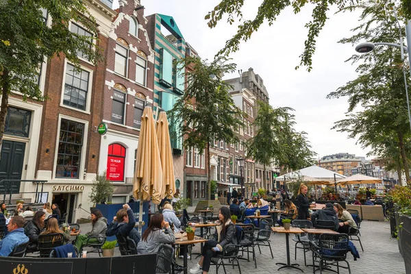 Amsterdam Nizozemsko Října 2021 Lidé Jedí Pijí Shromažďují Pulzujících Kavárnách — Stock fotografie