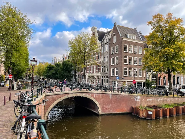 Amsterdam Października 2021 Kanały Typowa Holenderska Architektura Amsterdamie Jednym Najbardziej — Zdjęcie stockowe