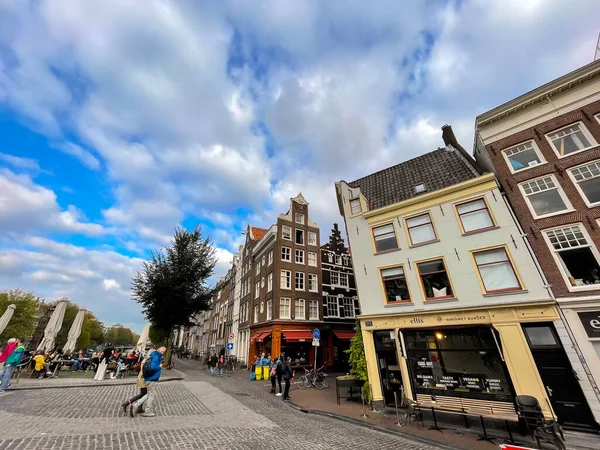 阿姆斯特丹 2021年10月10日 阿姆斯特丹的街道景观和通用建筑 具有典型的荷兰风格建筑 阿姆斯特丹是欧洲游客最多的旅游胜地之一 — 图库照片