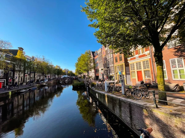 Amsterdam Października 2021 Kanały Typowa Holenderska Architektura Amsterdamie Jednym Najbardziej — Zdjęcie stockowe