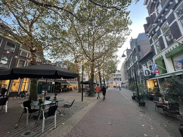 Delft Holandia Października 2021 Widok Ulicę Sceny Miejskie Delft Pięknym — Zdjęcie stockowe