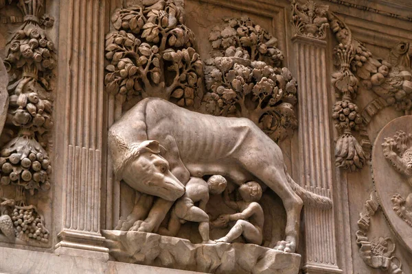 Siena Italia Abr 2022 Escultura Del Lobo Capitolino Representa Una —  Fotos de Stock