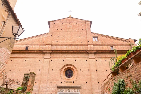 Tijolo Pedra Murados Pequena Igreja Vista Rua Histórica Cidade Italiana — Fotografia de Stock