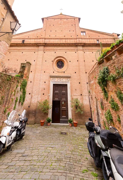 Siena Włochy Kwiecień 2022 Murowany Kościółek Widok Ulicę Historycznego Włoskiego — Zdjęcie stockowe
