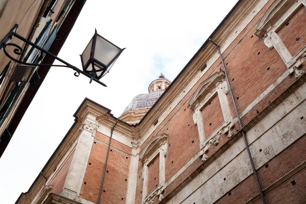 Backsteingemauerte Kleine Kirche Und Straßenansicht Von Der Historischen Italienischen Stadt — Stockfoto