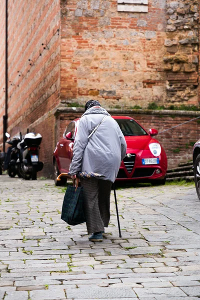 2022年6月7日 意大利锡耶纳 老太太在意大利托斯卡纳的锡耶纳山区街道上行走 — 图库照片