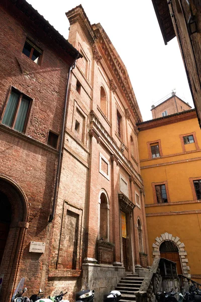 Siena Italia Abr 2022 Pequeña Iglesia Amurallada Ladrillo Piedra Vista — Foto de Stock