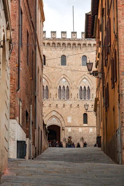 Siena Italië Apr 2022 Het Piazza Salimbeni Een Prominent Plein — Stockfoto