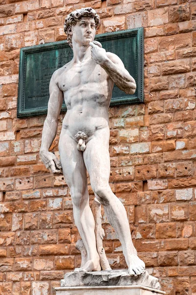 フィレンツェ イタリア 2022年4月5日 ヴェッキオ宮殿の前のSignoria広場にあるミケランジェロのダヴィデ彫刻 — ストック写真