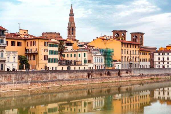 Firenze Italia Huhtikuuta 2022 Rakennus Historialliset Rakenteet Arno Joen Ympärillä — kuvapankkivalokuva