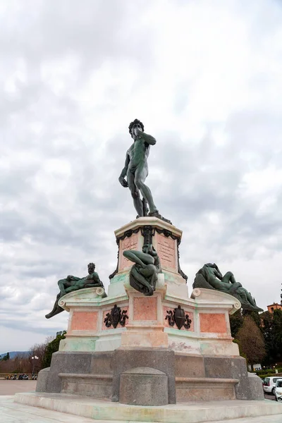 フィレンツェ イタリア 2022年4月6日 オルトラルノ地区に位置するフィレンツェ イタリアのパノラマビューを持つ広場Piazzaleミケランジェロのデビッド彫刻のレプリカ — ストック写真