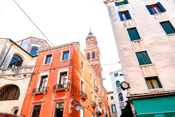 ヴェネツィア イタリアからの典型的なヴェネツィアの建築と街の景色 — ストック写真