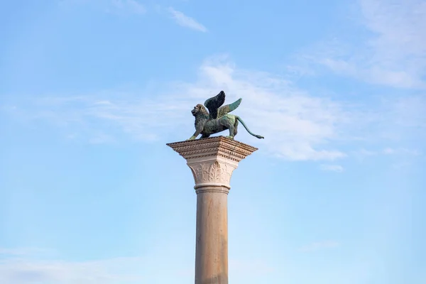 Estatua León Alado Una Columna Plaza San Marco Venecia Véneto —  Fotos de Stock