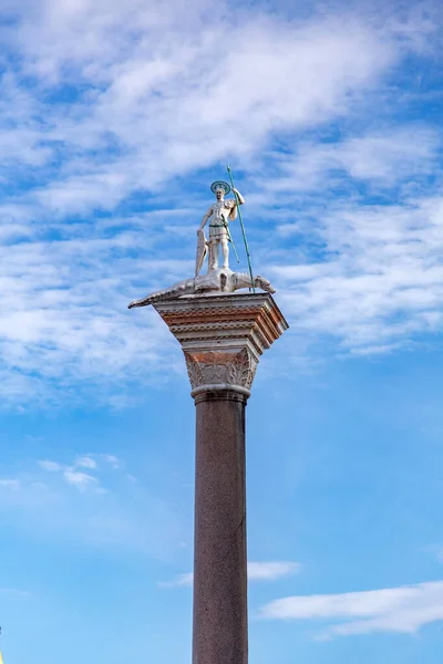 Estatua Del Sagrado Teodor Primer Pagtrón Venecia Situada Plaza San —  Fotos de Stock