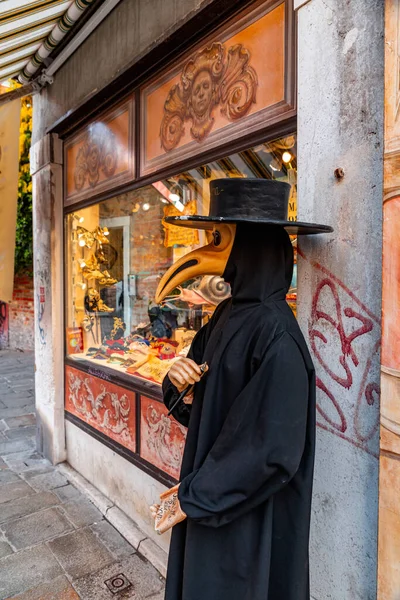 stock image Venice, Italy - April 2, 2022: Variety of traditional Venezian masks sold at a souvenir stand in venice, Italy.