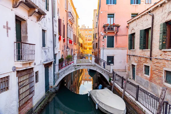 이탈리아 베니스 2022 이탈리아 북동부 베니스의 아름다운 운하와 전통적 베네치아 — 스톡 사진