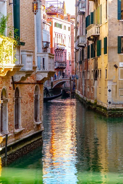 ヴェネツィア イタリア 2022年4月2日 ヴェネツィア ヴェネト イタリア北東部の美しい運河と伝統的なヴェネツィアの建物 — ストック写真