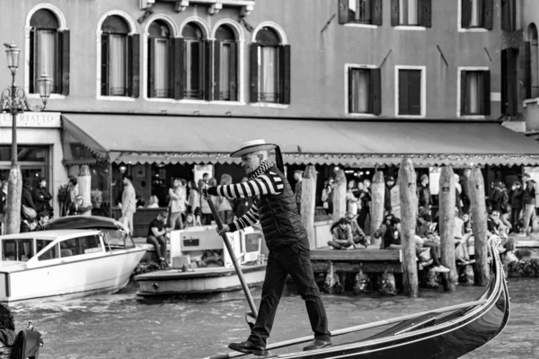 Benátky Itálie Dubna 2022 Senior Gondolier Tradičním Slamákem Modrou Stuhou — Stock fotografie