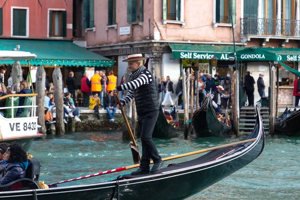 Veneza Itália Abril 2022 Gondoleiro Sênior Com Chapéu Palha Tradicional — Fotografia de Stock